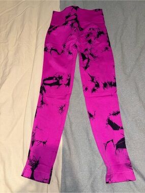 Pink and black Seamless Tie-Dye Leggings in Bright Magenta